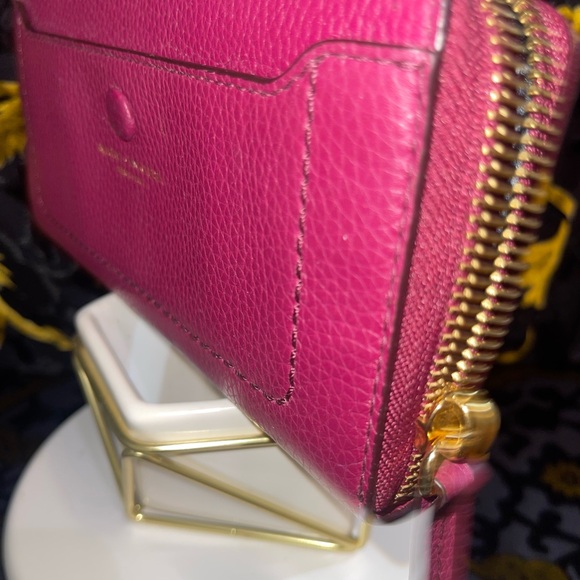 MARC JACOBS Leather Pink Wallet with Gold Zipper. EUC - Picture 3 of 8